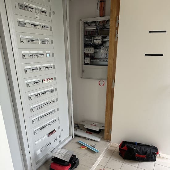 Pose d'un tableau électrique dans des locaux professionnels à Bayonne