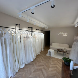 boutique de mariage avec éclairage électrique rénové