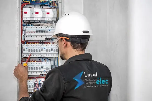 Cyril Villechalane, électricien à Bayonne, installe un compteur électrique